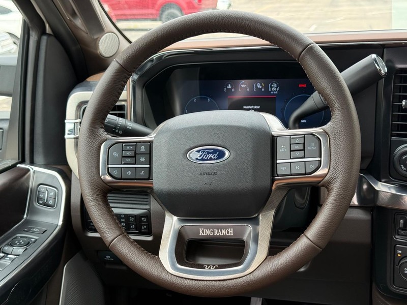 Ford Super Duty F-350 DRW Vehicle Full-screen Gallery Image 10
