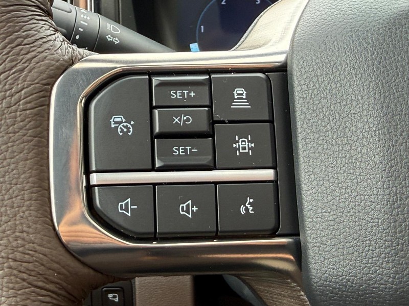 Ford Super Duty F-350 DRW Vehicle Full-screen Gallery Image 11
