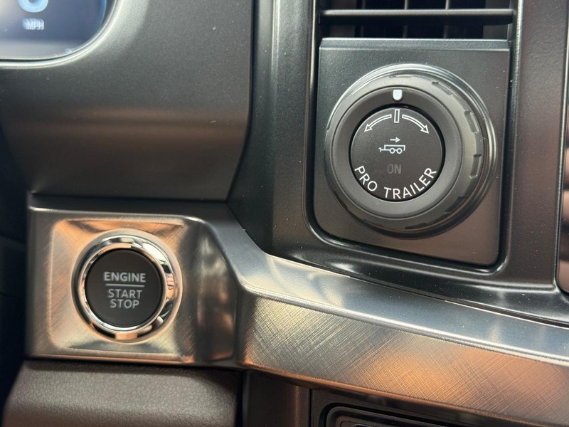 Ford Super Duty F-350 DRW Vehicle Full-screen Gallery Image 13