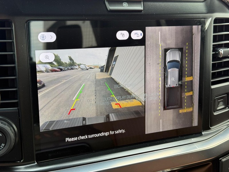 Ford Super Duty F-350 DRW Vehicle Full-screen Gallery Image 15