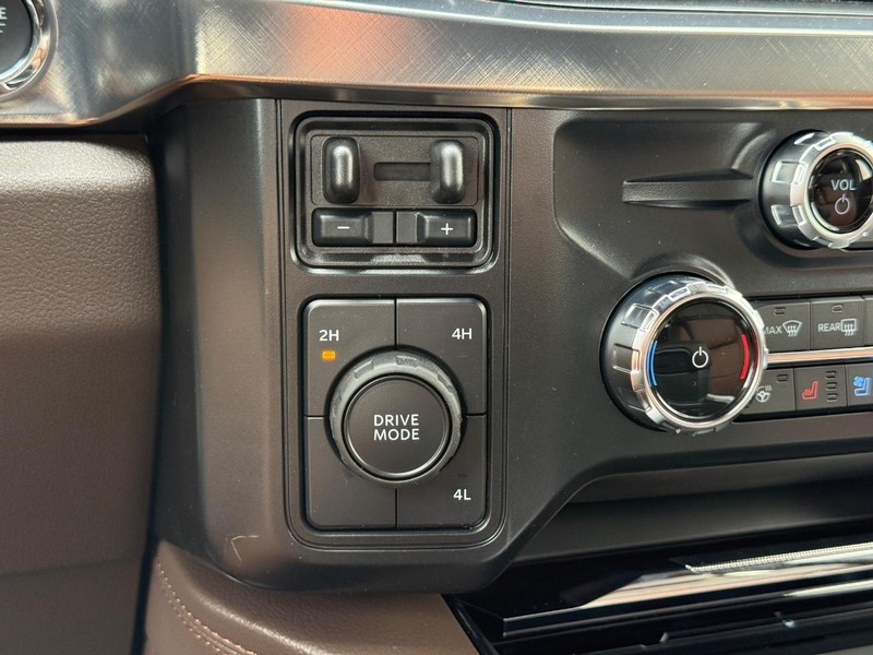Ford Super Duty F-350 DRW Vehicle Full-screen Gallery Image 16