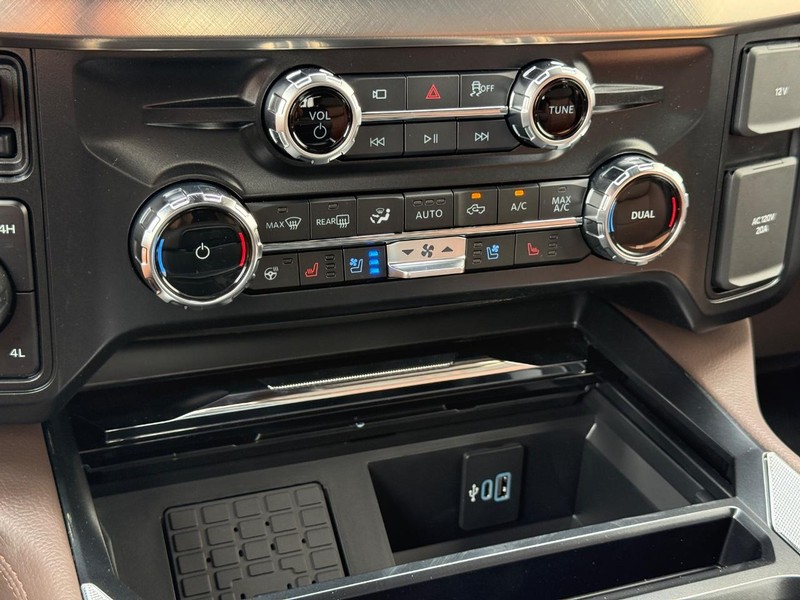 Ford Super Duty F-350 DRW Vehicle Full-screen Gallery Image 17