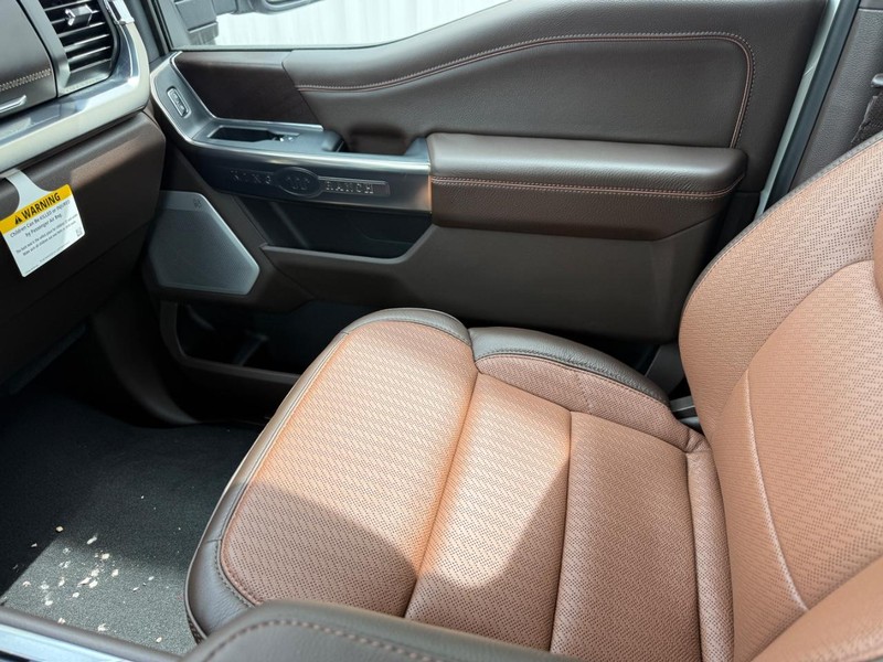 Ford Super Duty F-350 DRW Vehicle Full-screen Gallery Image 19