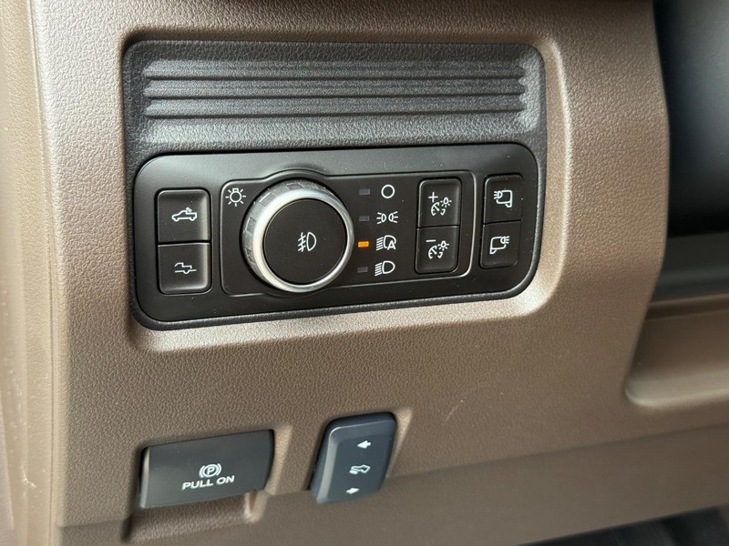 Ford Super Duty F-350 DRW Vehicle Full-screen Gallery Image 20