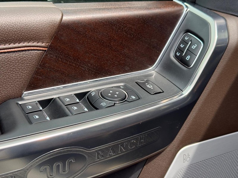 Ford Super Duty F-350 DRW Vehicle Full-screen Gallery Image 22
