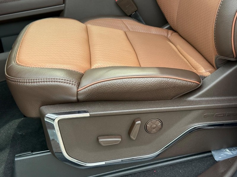 Ford Super Duty F-350 DRW Vehicle Full-screen Gallery Image 23