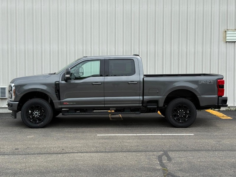 Ford Super Duty F-250 SRW Vehicle Full-screen Gallery Image 3
