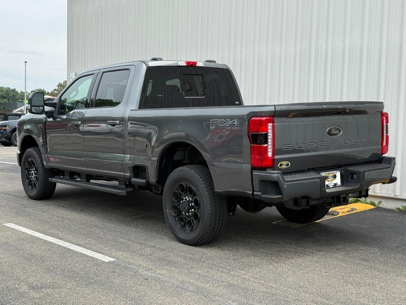 Ford Super Duty F-250 SRW Vehicle Full-screen Gallery Image 4