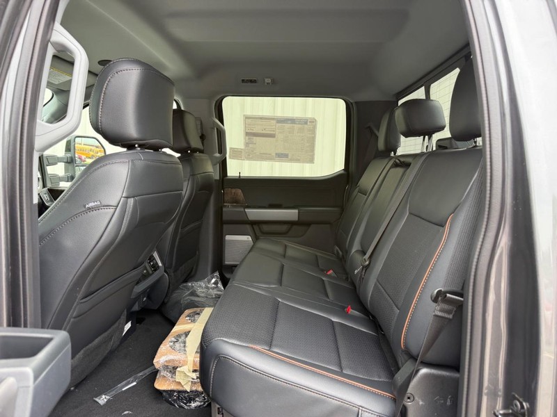 Ford Super Duty F-250 SRW Vehicle Full-screen Gallery Image 6