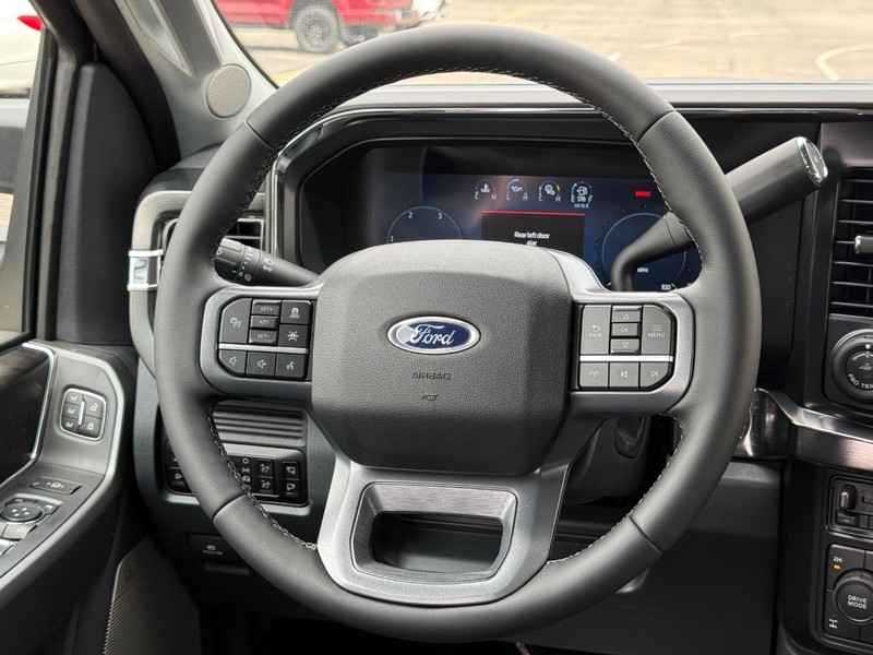 Ford Super Duty F-250 SRW Vehicle Full-screen Gallery Image 9