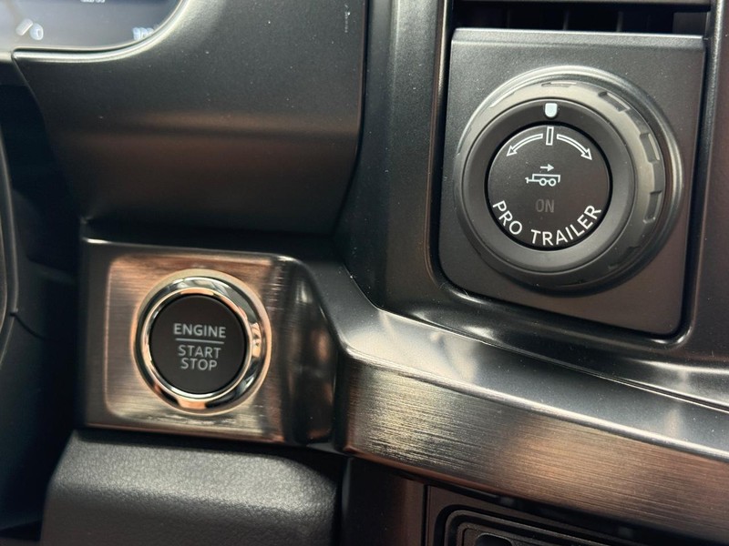 Ford Super Duty F-250 SRW Vehicle Full-screen Gallery Image 12