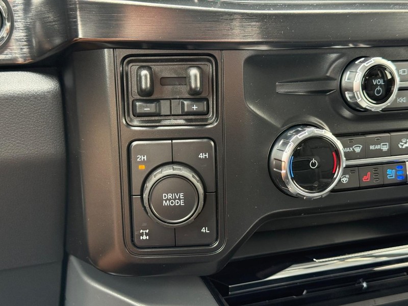 Ford Super Duty F-250 SRW Vehicle Full-screen Gallery Image 15