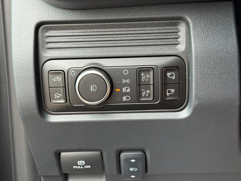 Ford Super Duty F-250 SRW Vehicle Full-screen Gallery Image 19