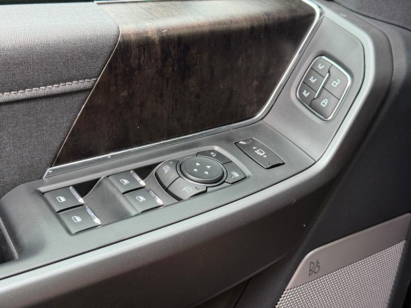Ford Super Duty F-250 SRW Vehicle Full-screen Gallery Image 21