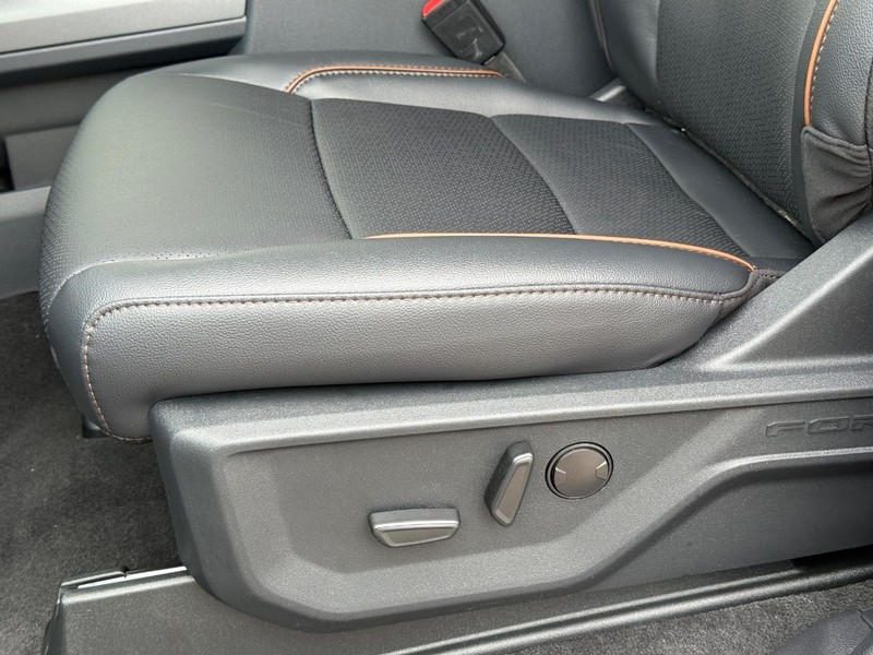 Ford Super Duty F-250 SRW Vehicle Full-screen Gallery Image 22