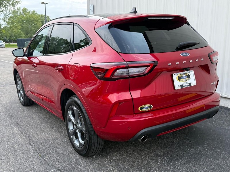 Ford Escape Vehicle Full-screen Gallery Image 3