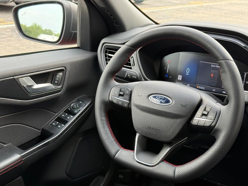 Ford Escape Vehicle Full-screen Gallery Image 13