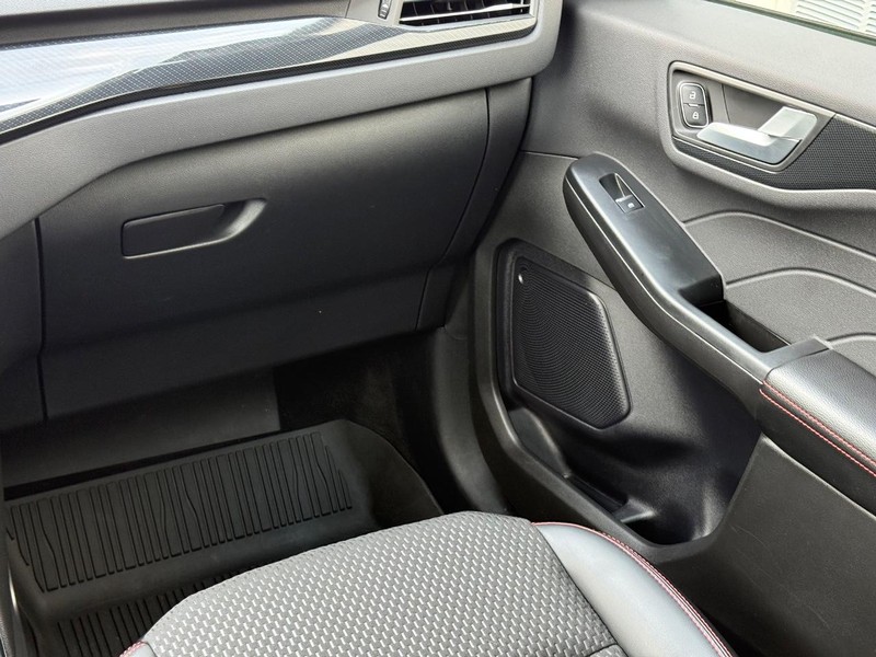 Ford Escape Vehicle Full-screen Gallery Image 14