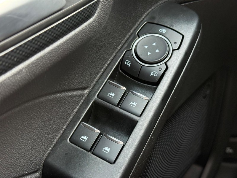 Ford Escape Vehicle Full-screen Gallery Image 20