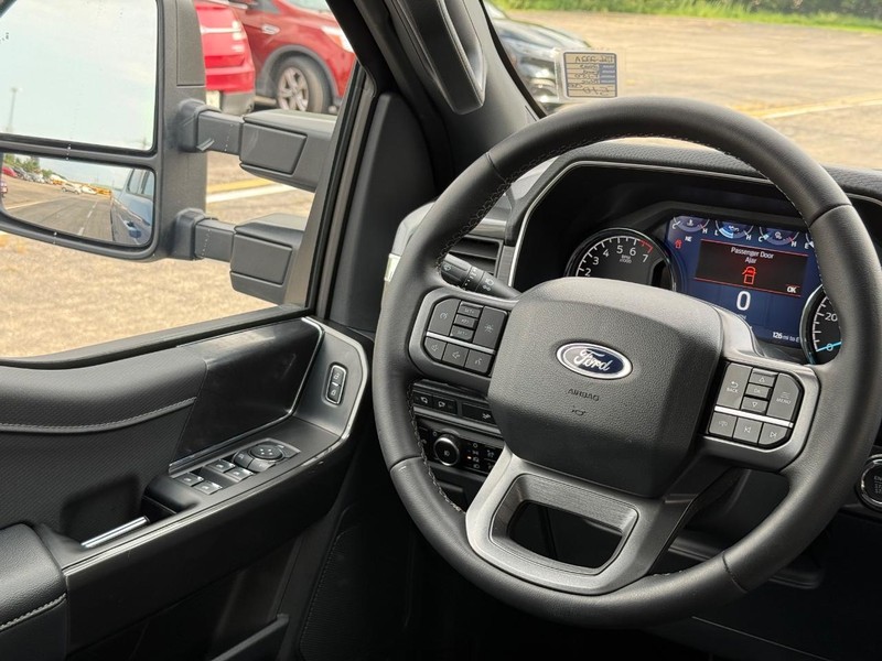 Ford F-150 Vehicle Full-screen Gallery Image 13