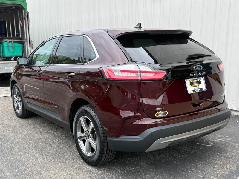 Ford Edge Vehicle Full-screen Gallery Image 3