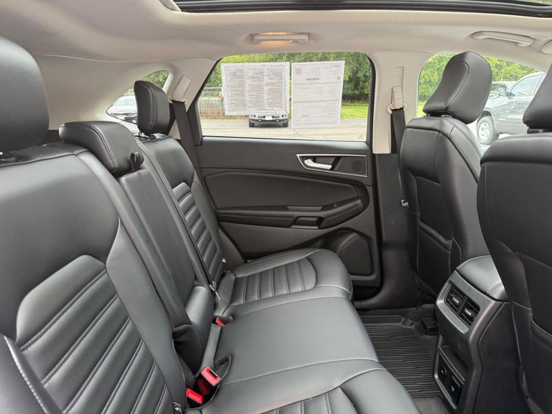Ford Edge Vehicle Full-screen Gallery Image 9