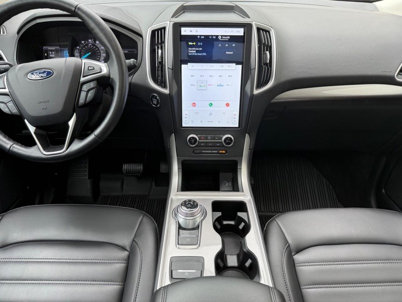 Ford Edge Vehicle Full-screen Gallery Image 10