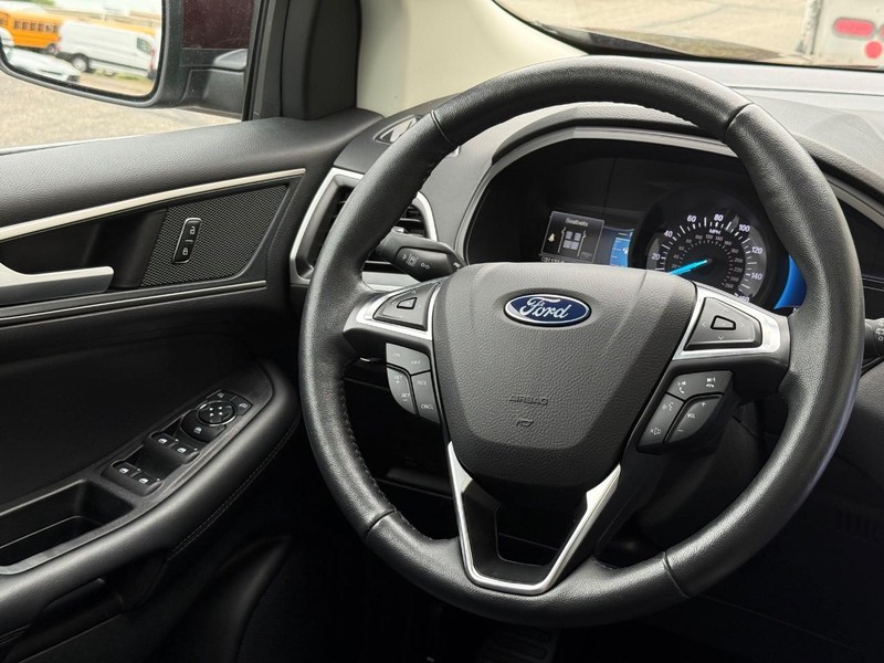 Ford Edge Vehicle Full-screen Gallery Image 13