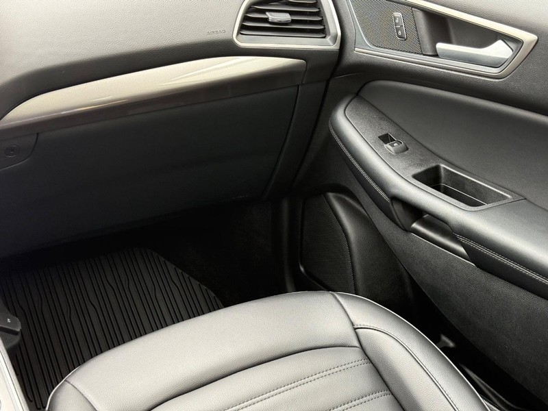 Ford Edge Vehicle Full-screen Gallery Image 14