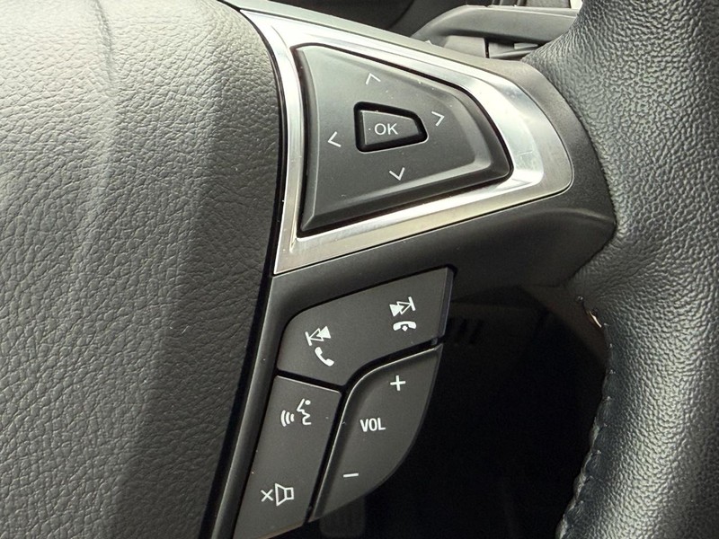 Ford Edge Vehicle Full-screen Gallery Image 16