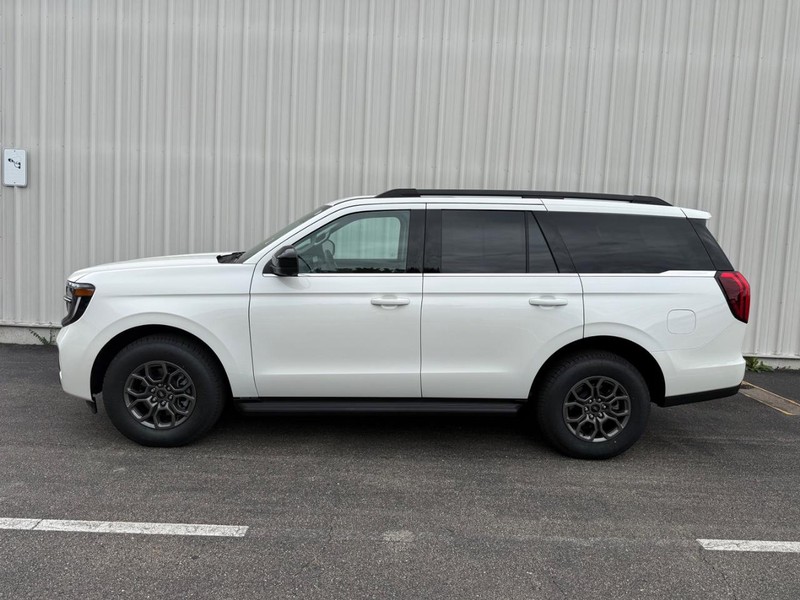 Ford Expedition Vehicle Full-screen Gallery Image 02