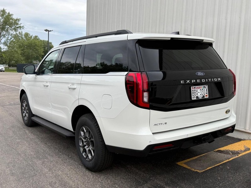 Ford Expedition Vehicle Full-screen Gallery Image 03