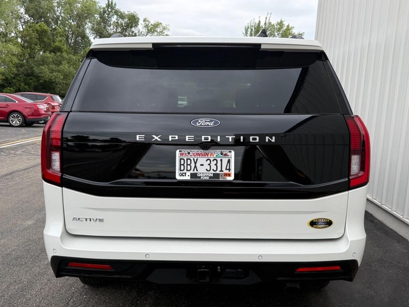 Ford Expedition Vehicle Full-screen Gallery Image 04