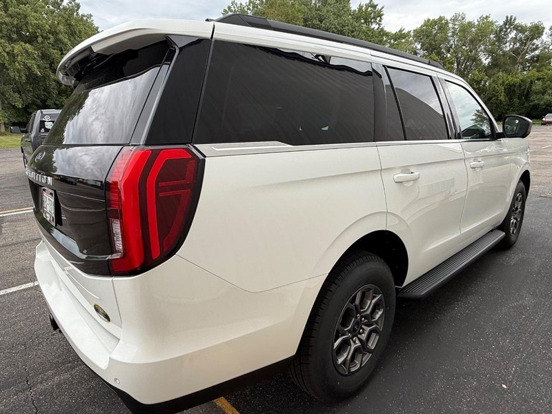 Ford Expedition Vehicle Full-screen Gallery Image 06