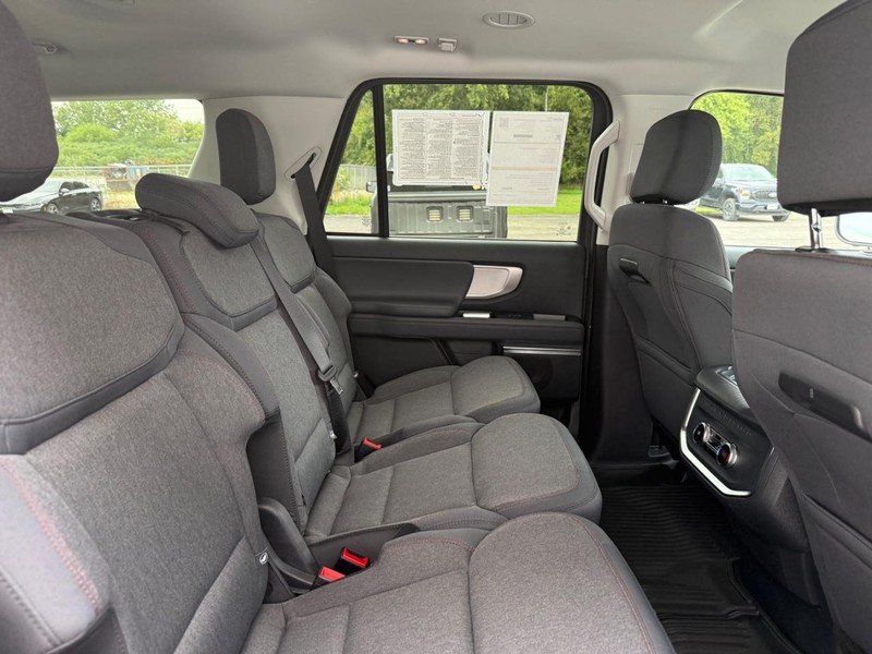 Ford Expedition Vehicle Full-screen Gallery Image 07