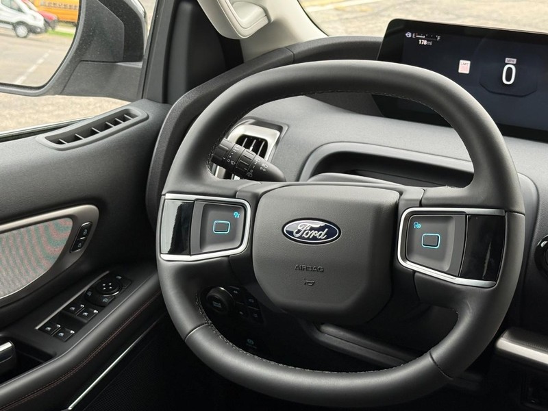 Ford Expedition Vehicle Full-screen Gallery Image 12