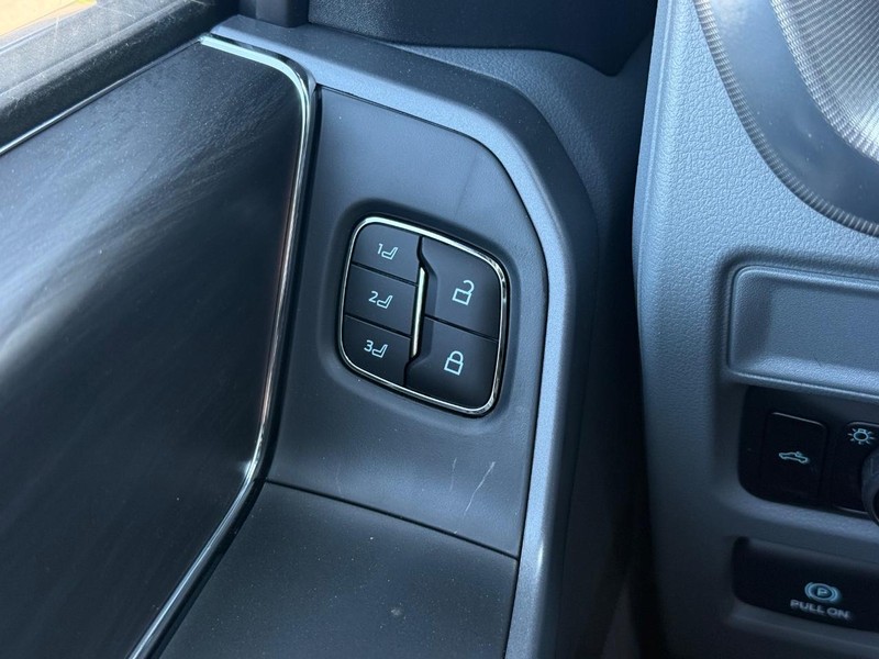 Ford F-150 Vehicle Full-screen Gallery Image 11