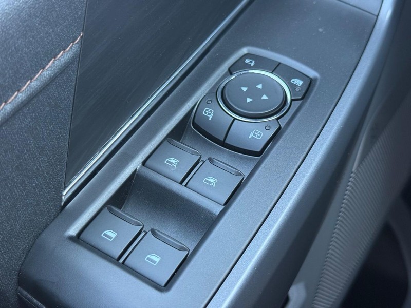 Ford F-150 Vehicle Full-screen Gallery Image 16