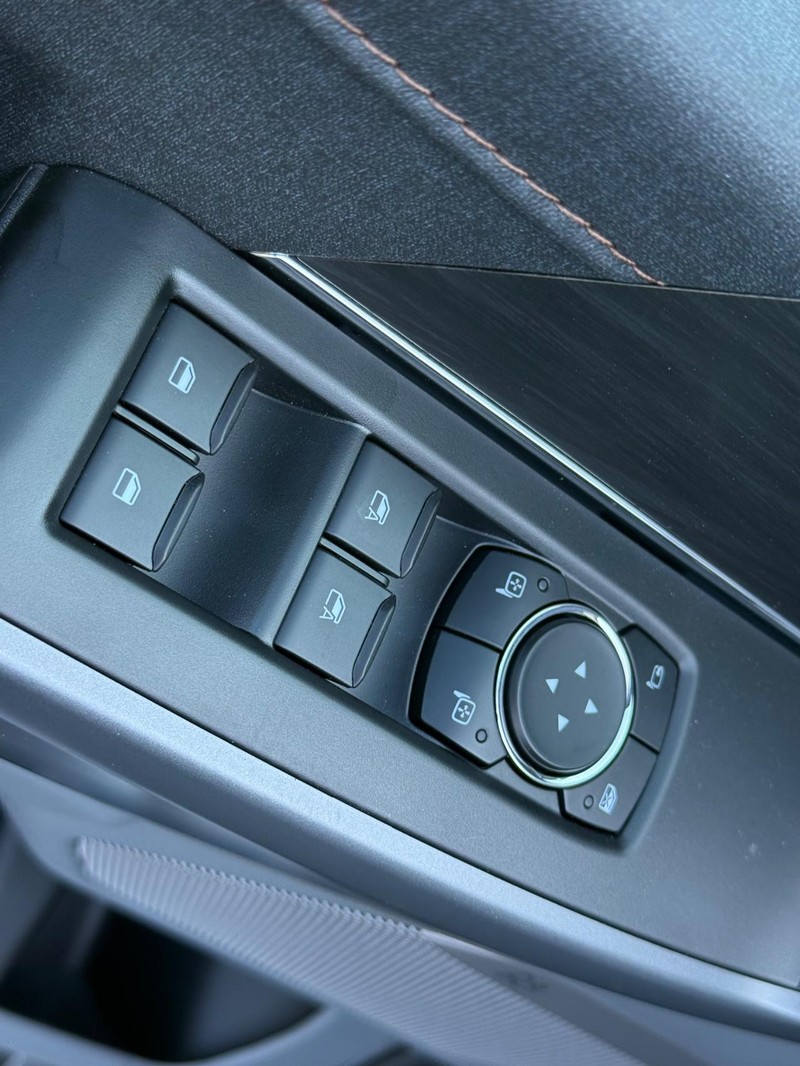 Ford F-150 Vehicle Full-screen Gallery Image 17