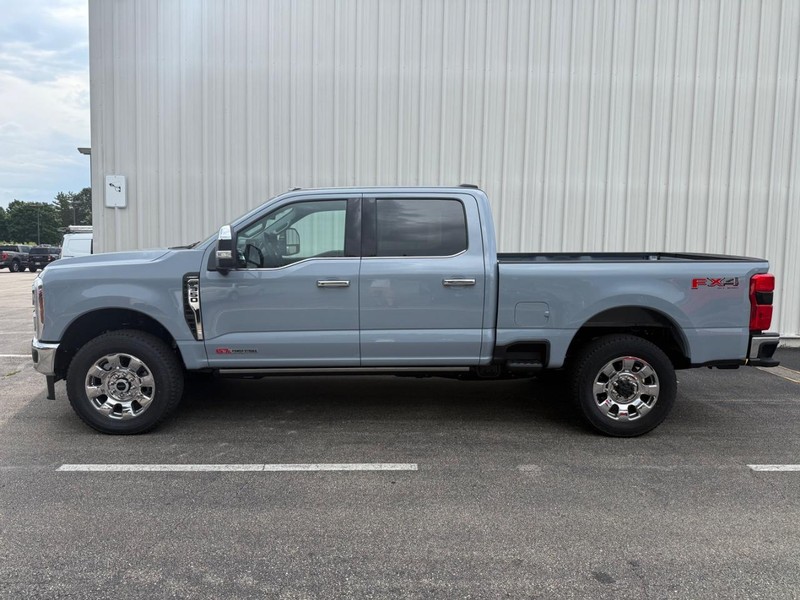 Ford Super Duty F-350 SRW Vehicle Full-screen Gallery Image 2