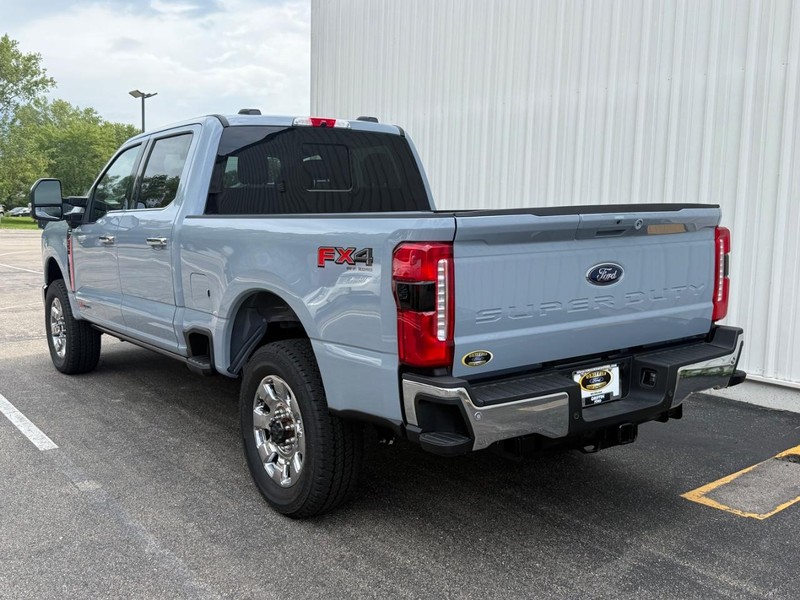 Ford Super Duty F-350 SRW Vehicle Full-screen Gallery Image 3