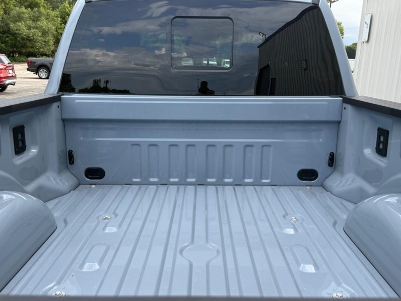 Ford Super Duty F-350 SRW Vehicle Full-screen Gallery Image 4
