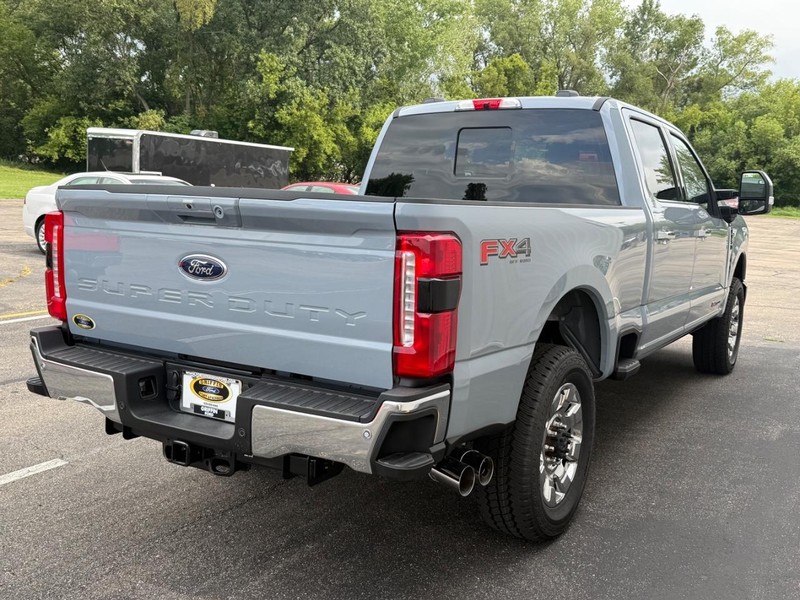 Ford Super Duty F-350 SRW Vehicle Full-screen Gallery Image 5