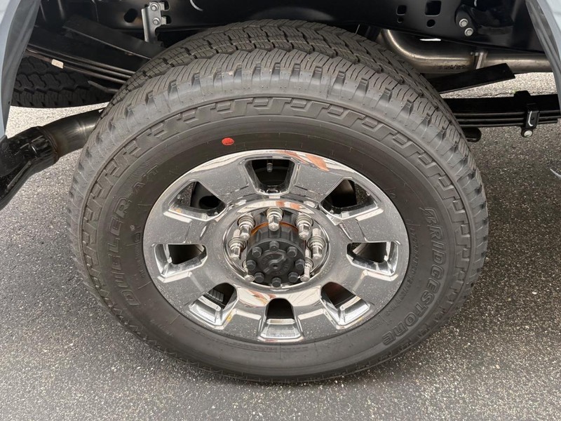 Ford Super Duty F-350 SRW Vehicle Full-screen Gallery Image 6