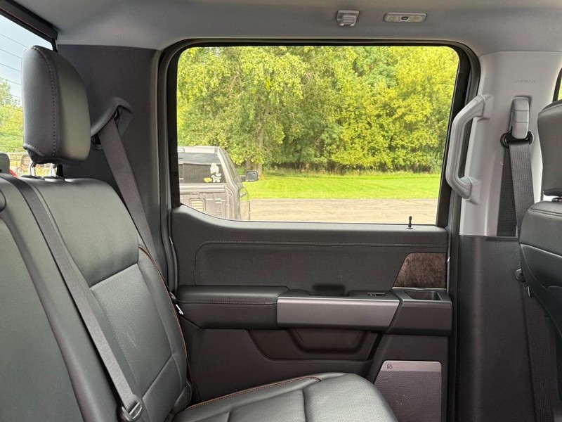 Ford Super Duty F-350 SRW Vehicle Full-screen Gallery Image 7