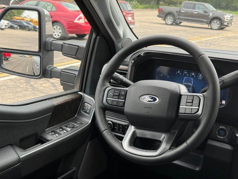 Ford Super Duty F-350 SRW Vehicle Full-screen Gallery Image 10