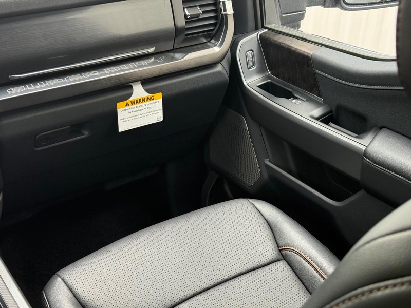 Ford Super Duty F-350 SRW Vehicle Full-screen Gallery Image 11