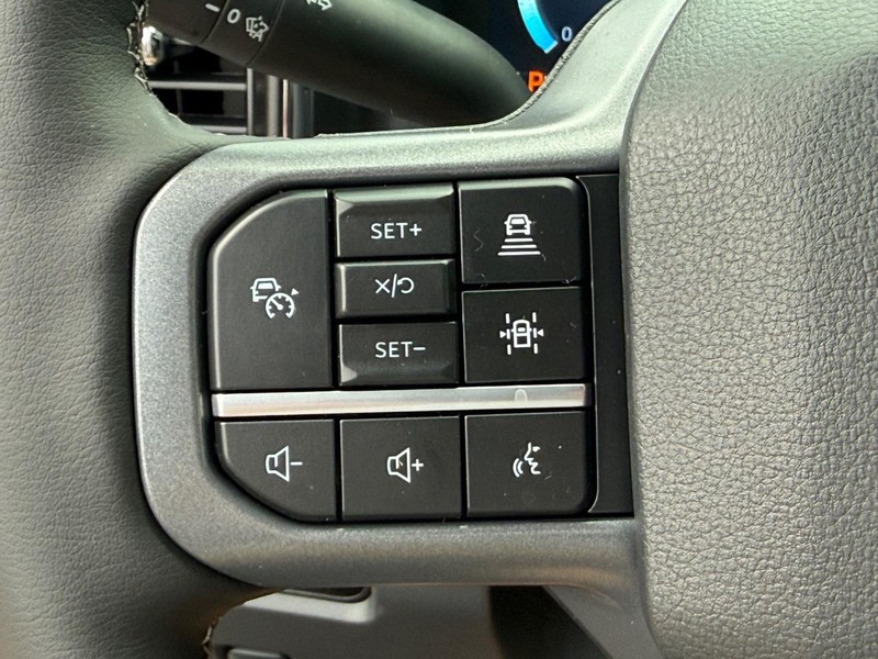 Ford Super Duty F-350 SRW Vehicle Full-screen Gallery Image 12