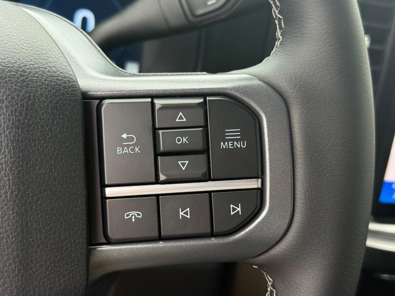 Ford Super Duty F-350 SRW Vehicle Full-screen Gallery Image 13