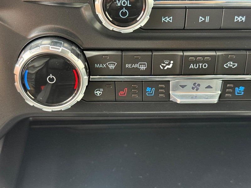 Ford Super Duty F-350 SRW Vehicle Full-screen Gallery Image 15
